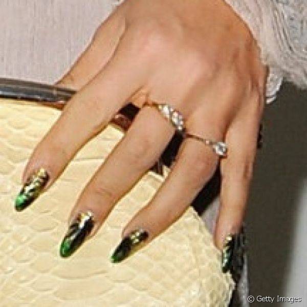 Com as unhas coloridas em degrad? de esmaltes metalizados verde, amarelo e dourado, Lily Allen ainda completou a nail art com um desenho de aranha para a premia??o Ivor Novello Awards